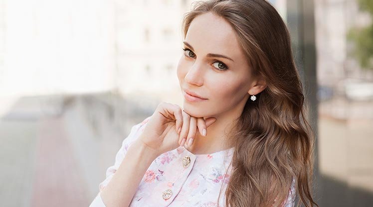 Selbstbewusste Frau schaut in die Kamera